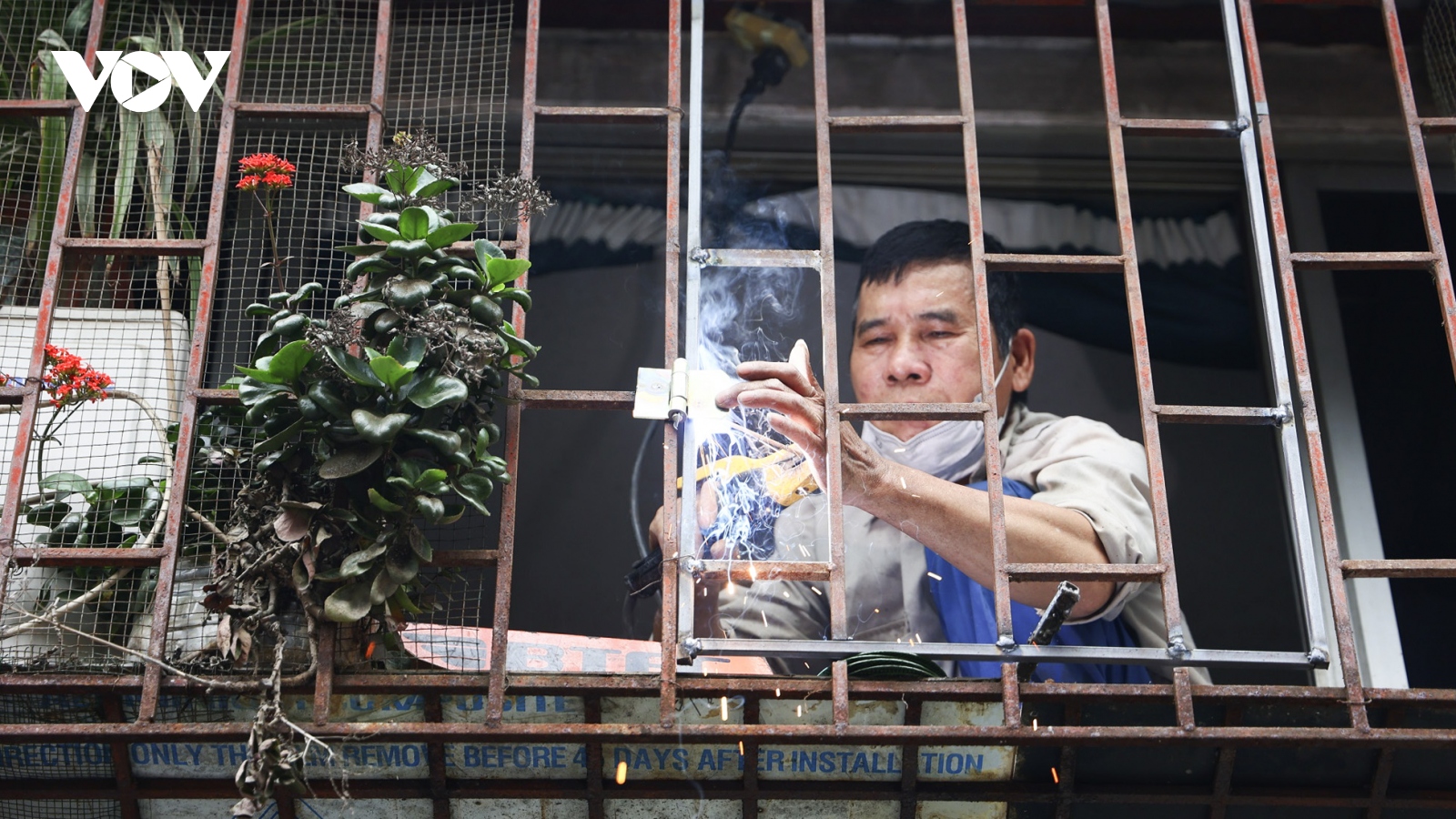 Nhiều hộ dân ở Hà Nội được vận động cắt “chuồng cọp” tạo lối thoát hiểm